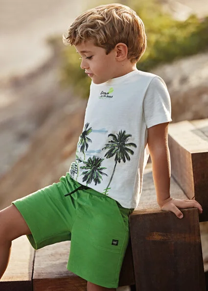 niño conjunto pantalón verde y camiseta palmeras